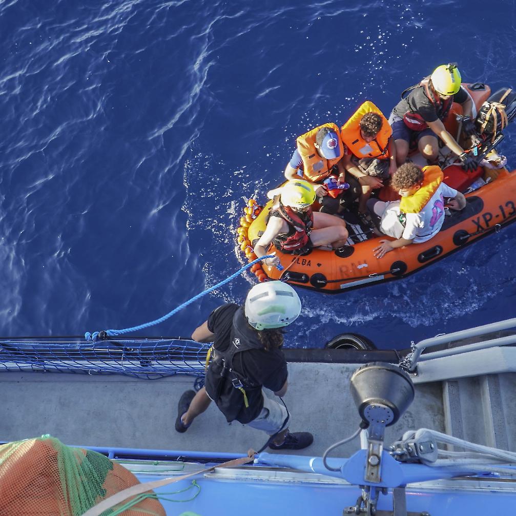 Sea Watch, fermata Aurora dopo il soccorso dei 44 naufraghi