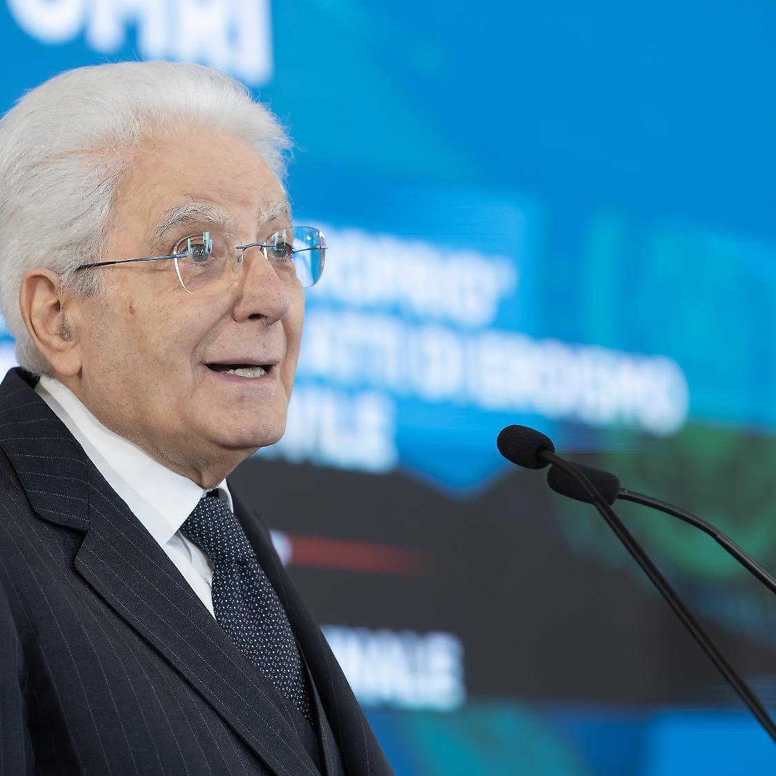 Mattarella: &laquo;Abbattere i muri della paura&raquo;, mentre il governo riunisce due vertici su Iran