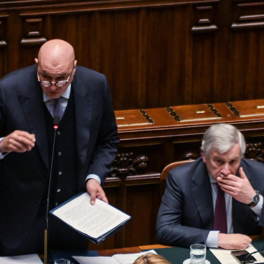 Tajani e Crosetto, scintille in Aula. Ma le opposizioni si dividono ancora