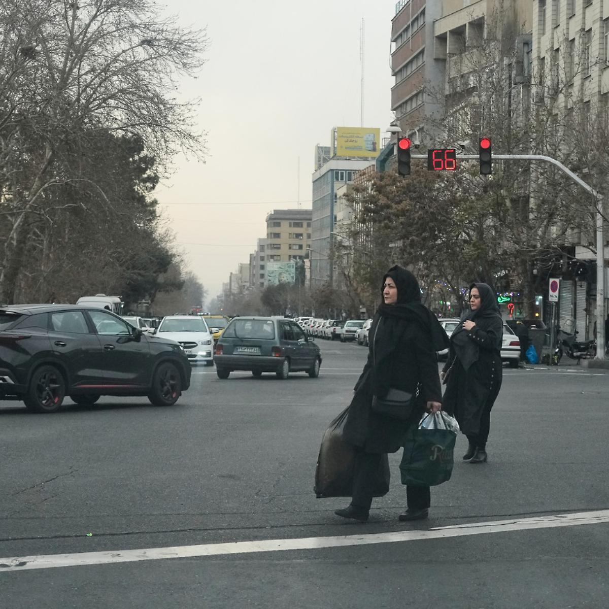 Teheran il boia prepara le gru per i manifestanti anti-regime