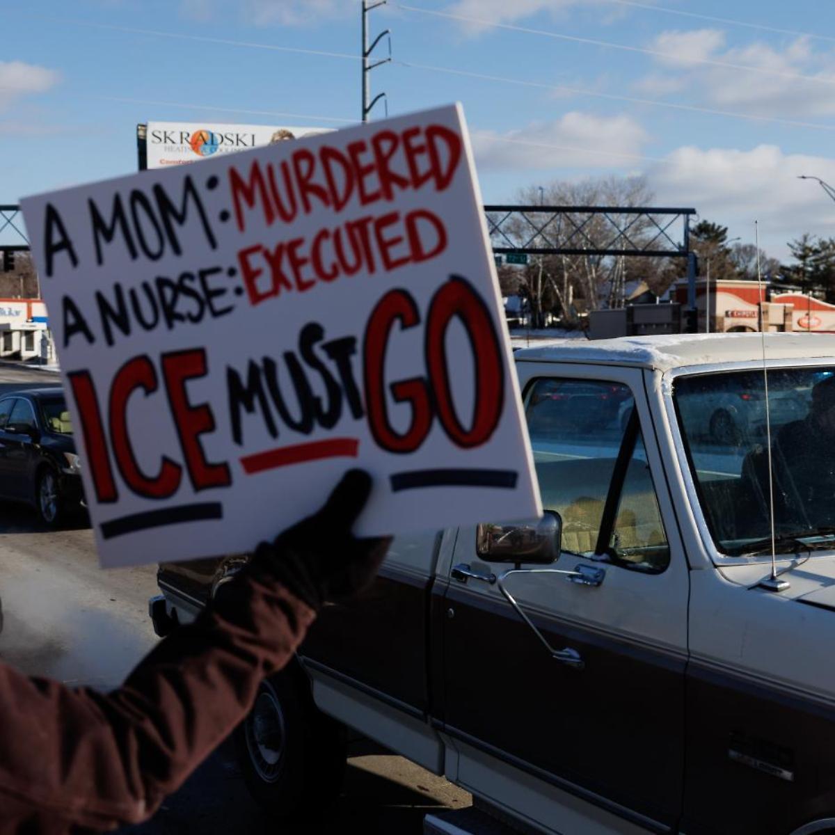 Minneapolis brucia, avvocati in campo per far cacciare l&rsquo;ICE
