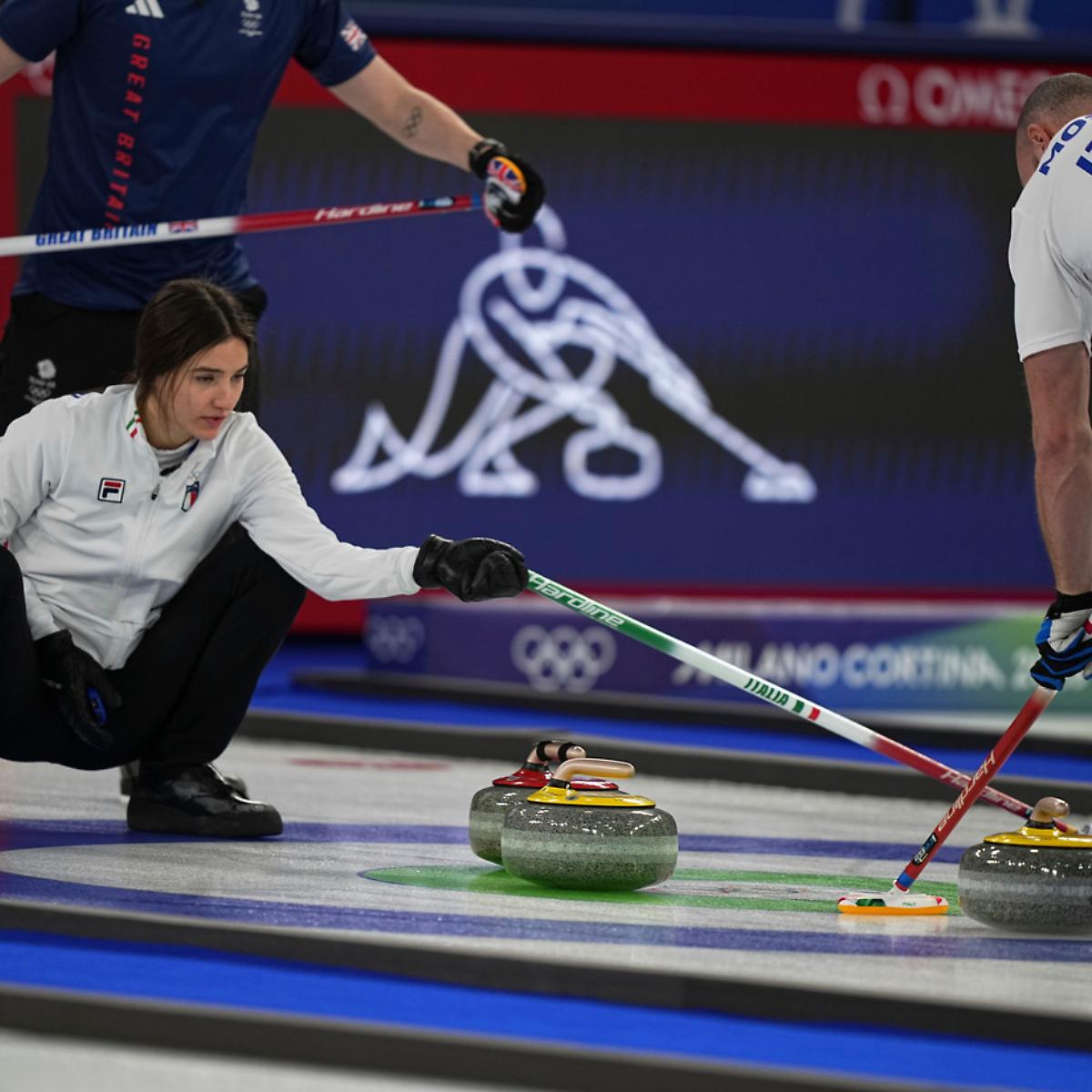 Se il Pd scivola sul curling... Meme pro-No, ira di atleti e Coni