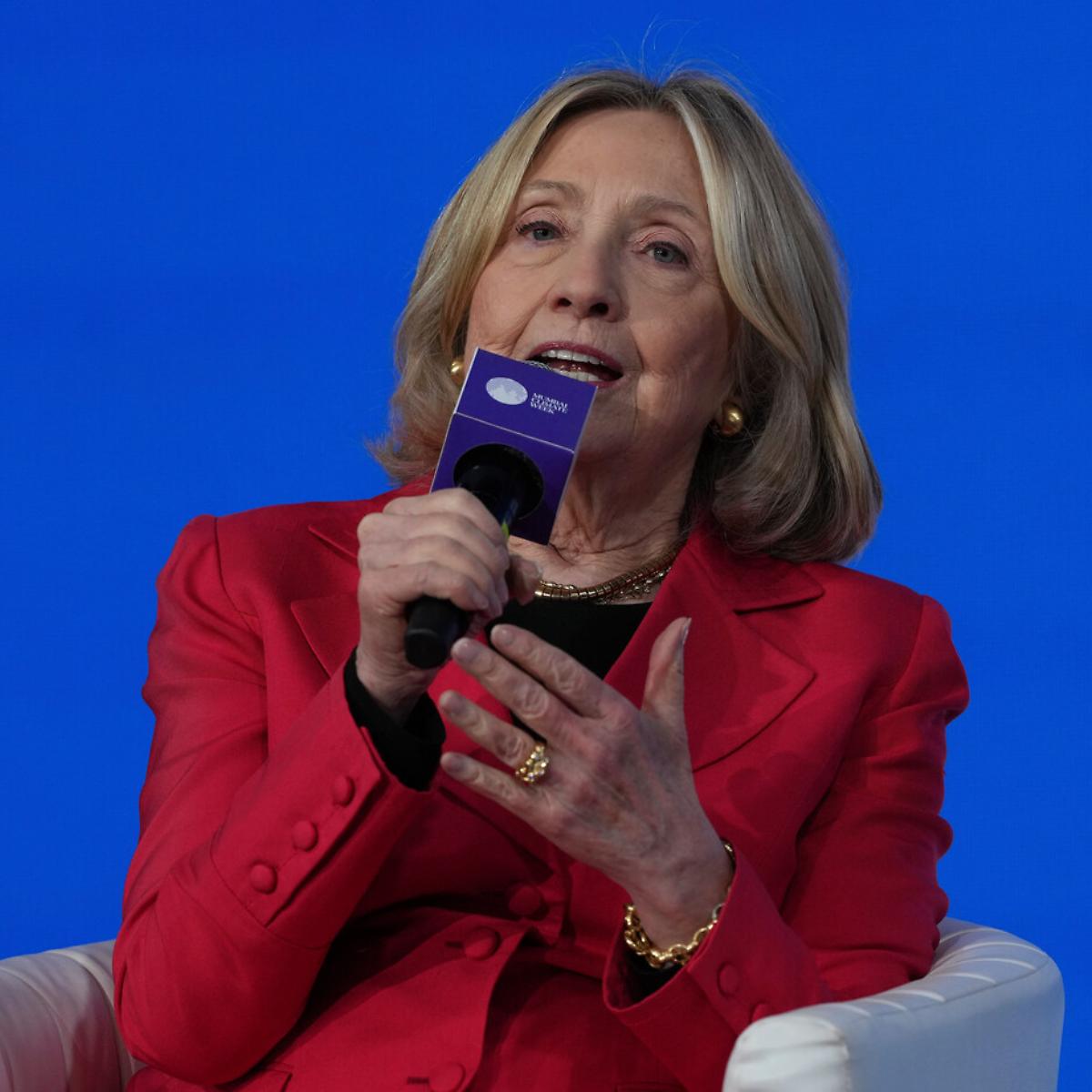 Caso Epstein, Hillary Clinton si difende: &laquo;Non l&rsquo;ho mai conosciuto&raquo;