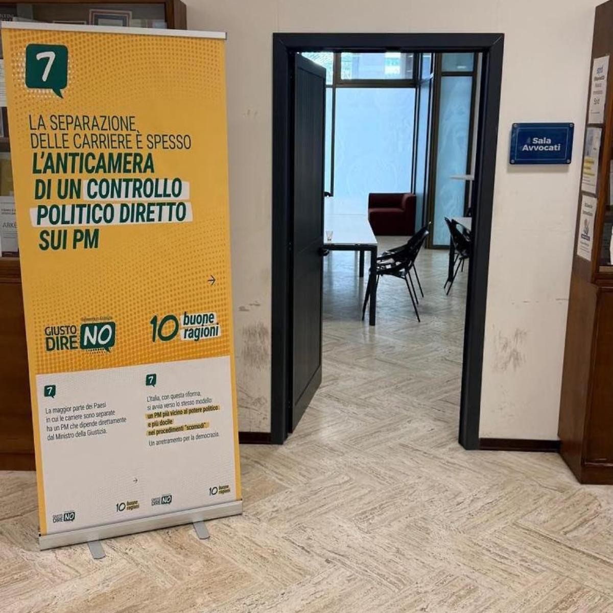 I manifesti per il No dentro al Tribunale: a Reggio Calabria l&rsquo;Anm batte se stessa