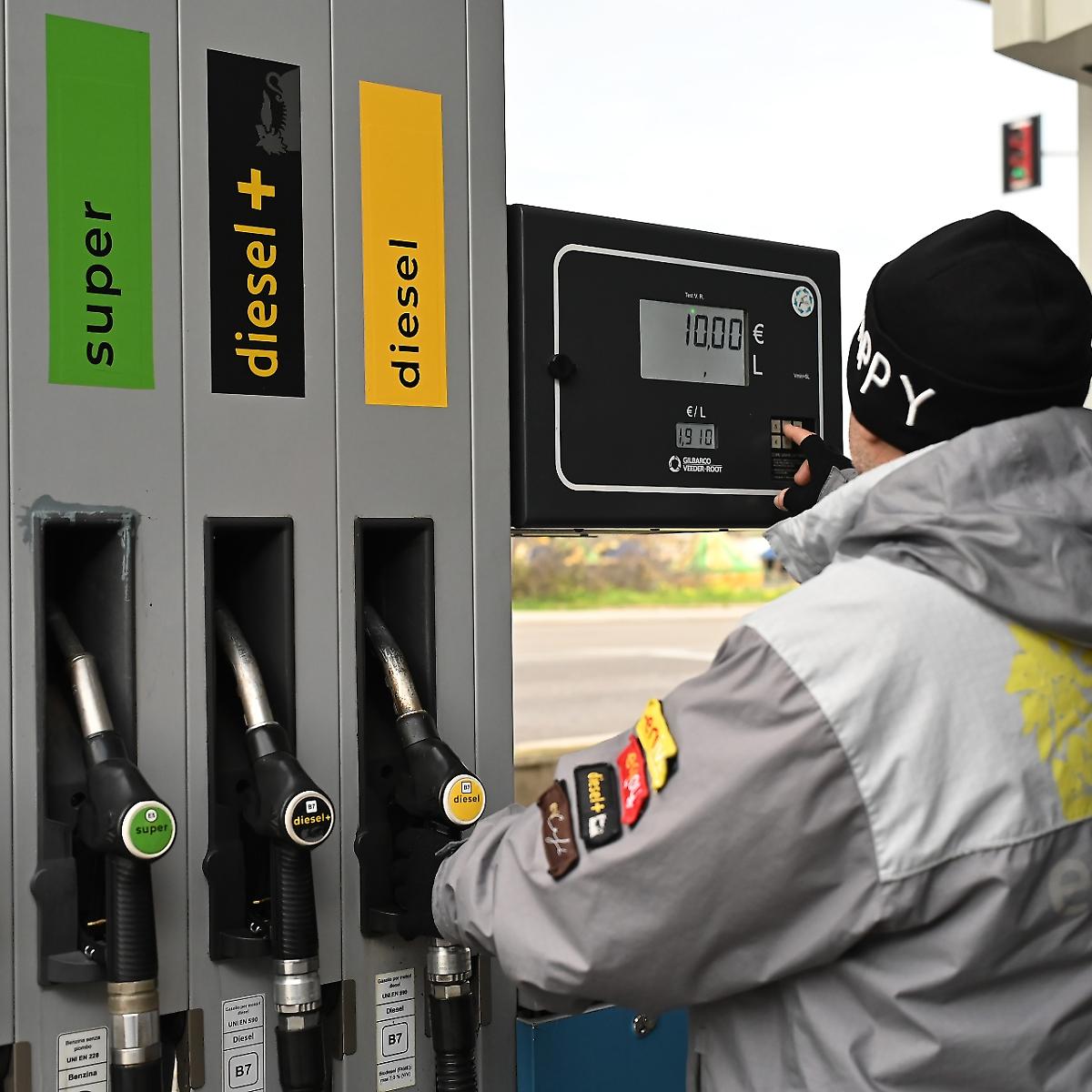 Codacons: &laquo;Attacco all&rsquo;Iran, rischio stangata su carburanti, bollette e prezzi&raquo;