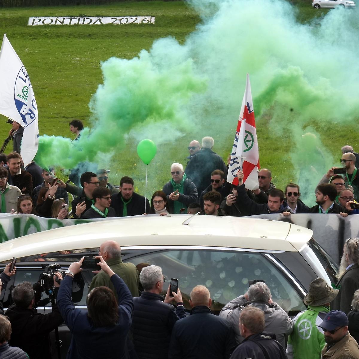 Pontida saluta Umberto Bossi tra cori padani, contestazioni a Salvini e applausi a Meloni