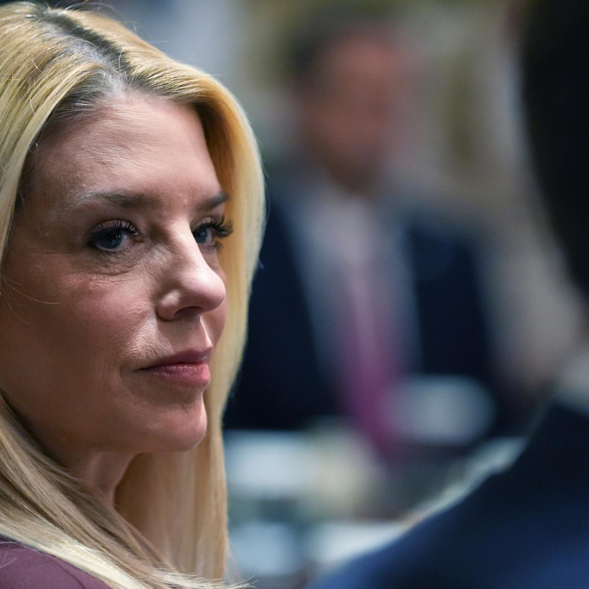 "Un'amica leale". E Trump liquida la procuratrice generale Pam Bondi