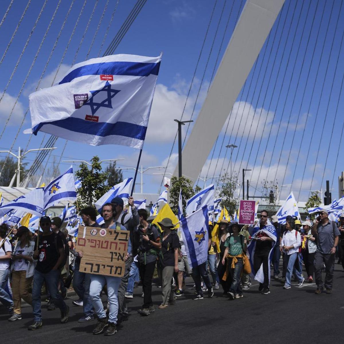 I pacifisti israeliani sfidano i divieti e scendono in piazza contro la guerra