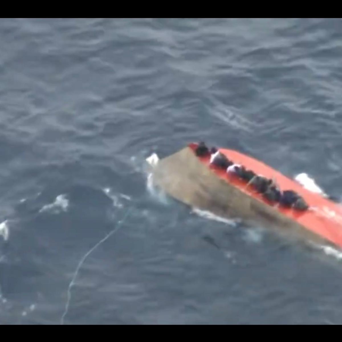 Pasqua di morte nel Mediterraneo, barcone si rovescia: oltre 70 dispersi