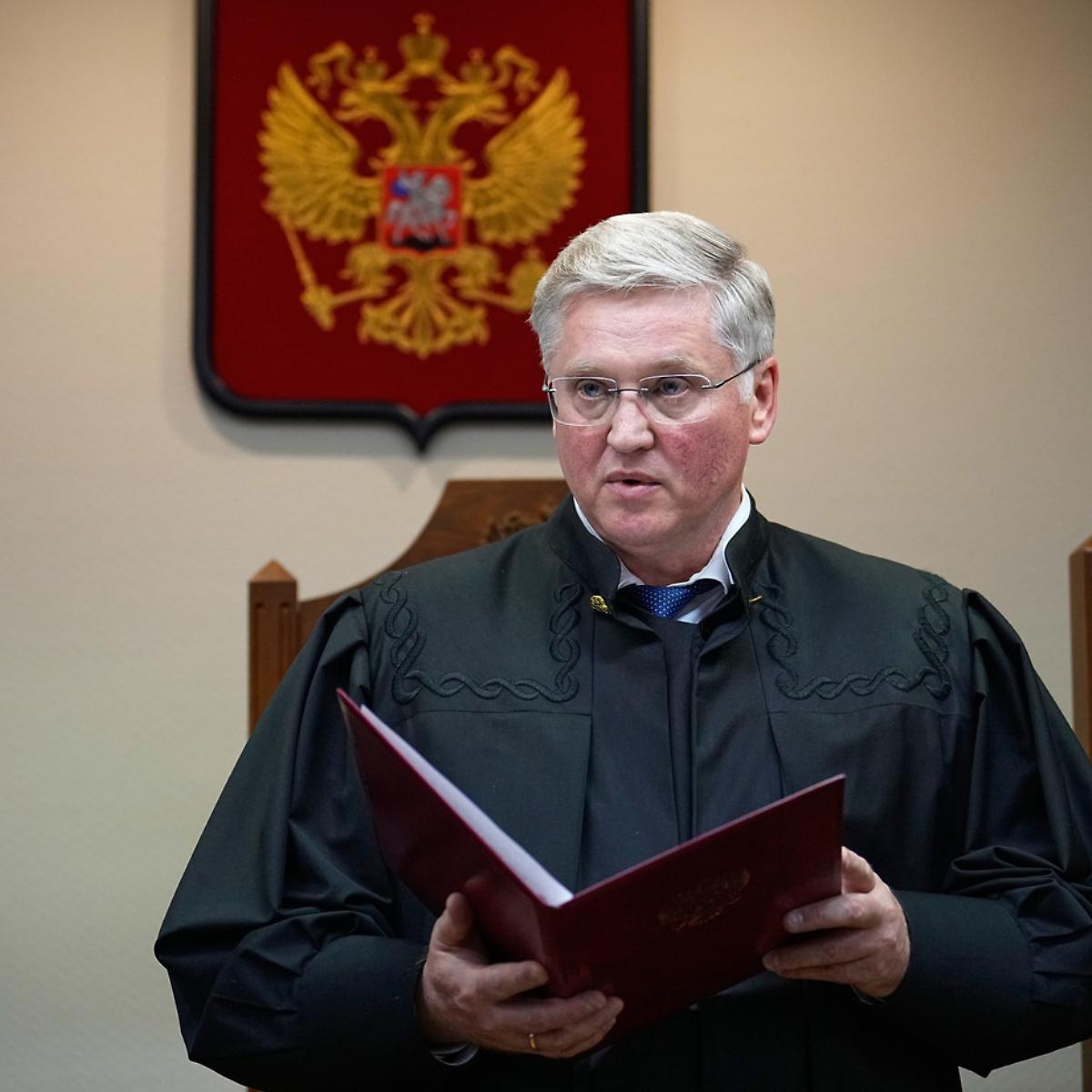 Putin sputa sulla tomba di Navalny e dichiara Memorial &laquo;fuorilegge&raquo;