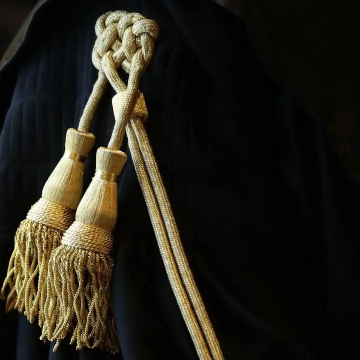 La Cassazione conferma la sospensione: dignit&agrave; e decoro da chi indossa la toga