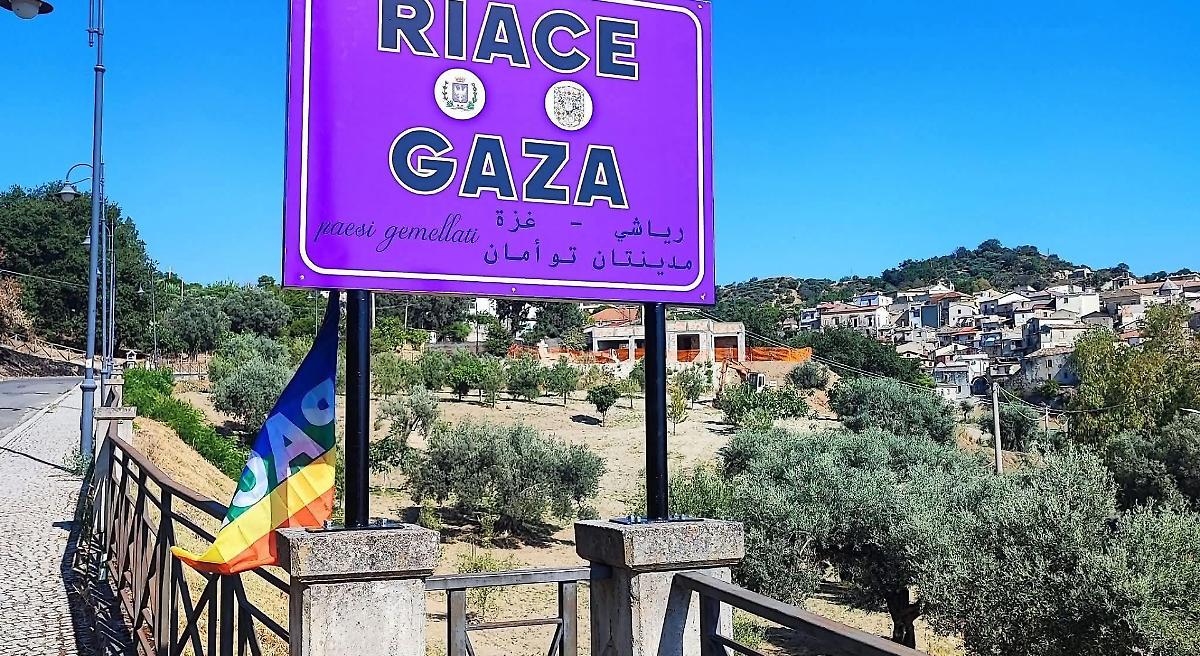 Il cartello all'ingresso di Riace