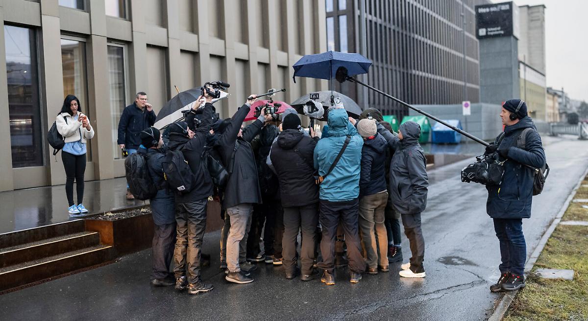 Crans Montana, spinte e strattoni ai Moretti dai parenti delle vittime