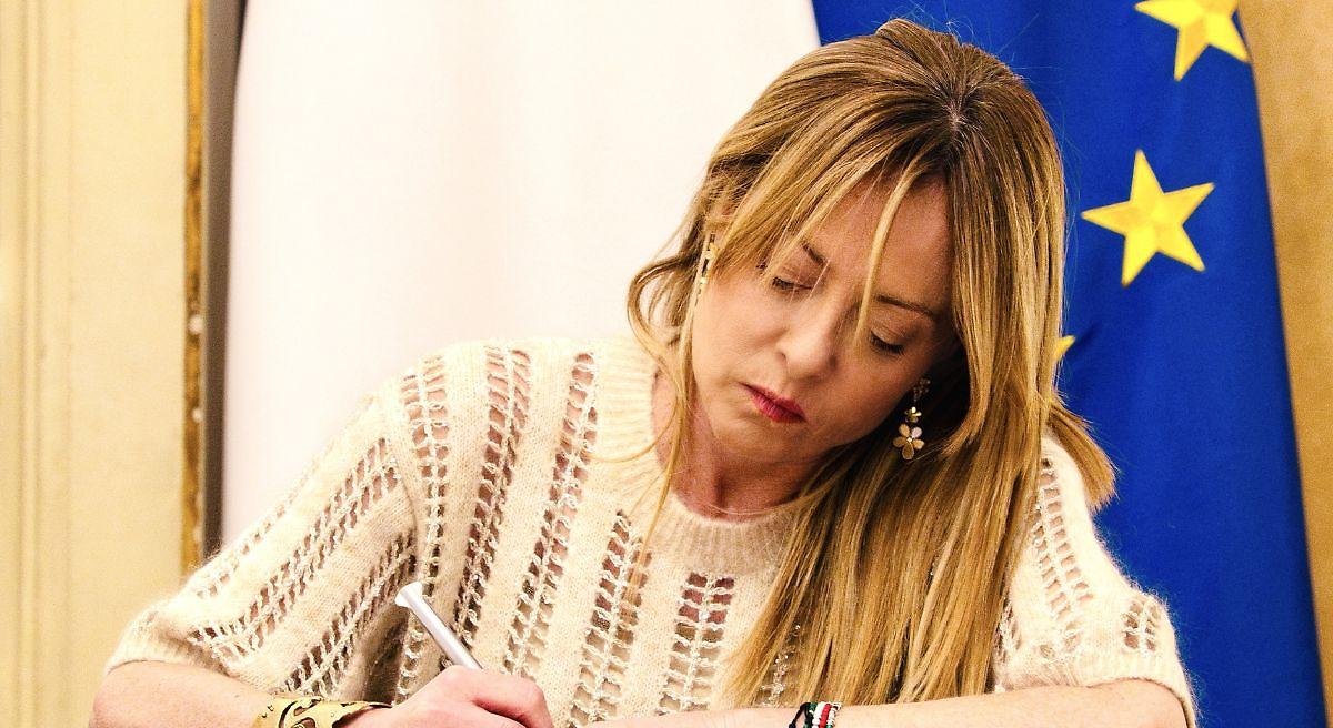 Iran, Meloni rompe il silenzio: &laquo;Preoccupata&raquo;, assistenza agli italiani bloccati