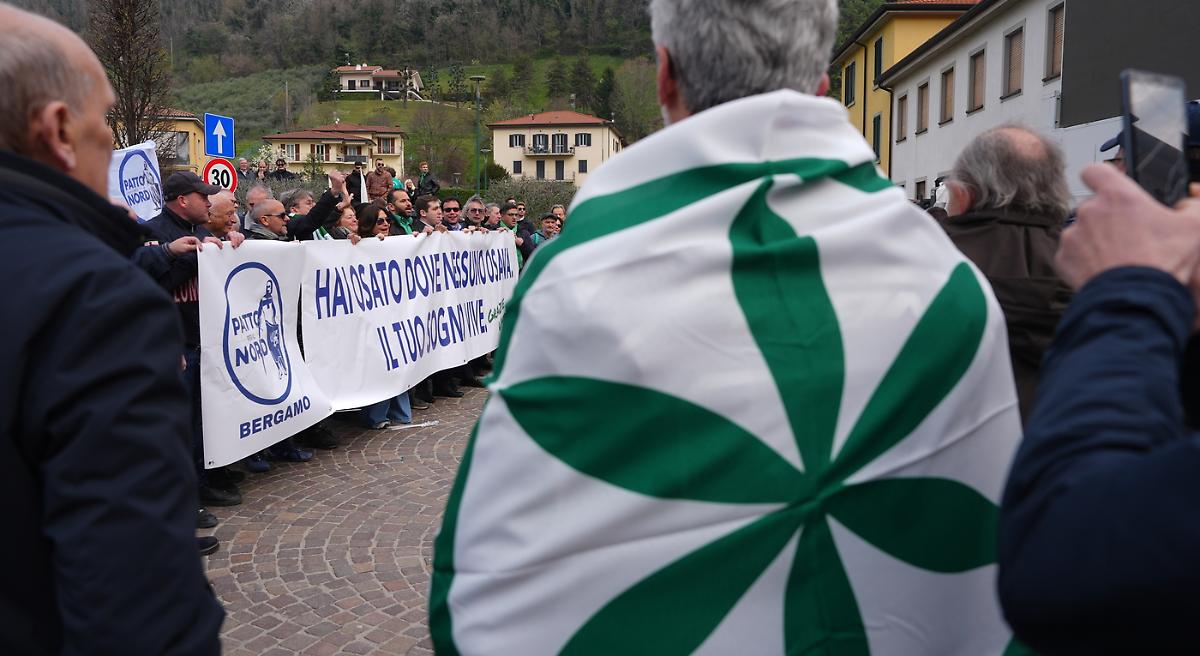 Bossi, a Pontida l'ultimo saluto del popolo leghista