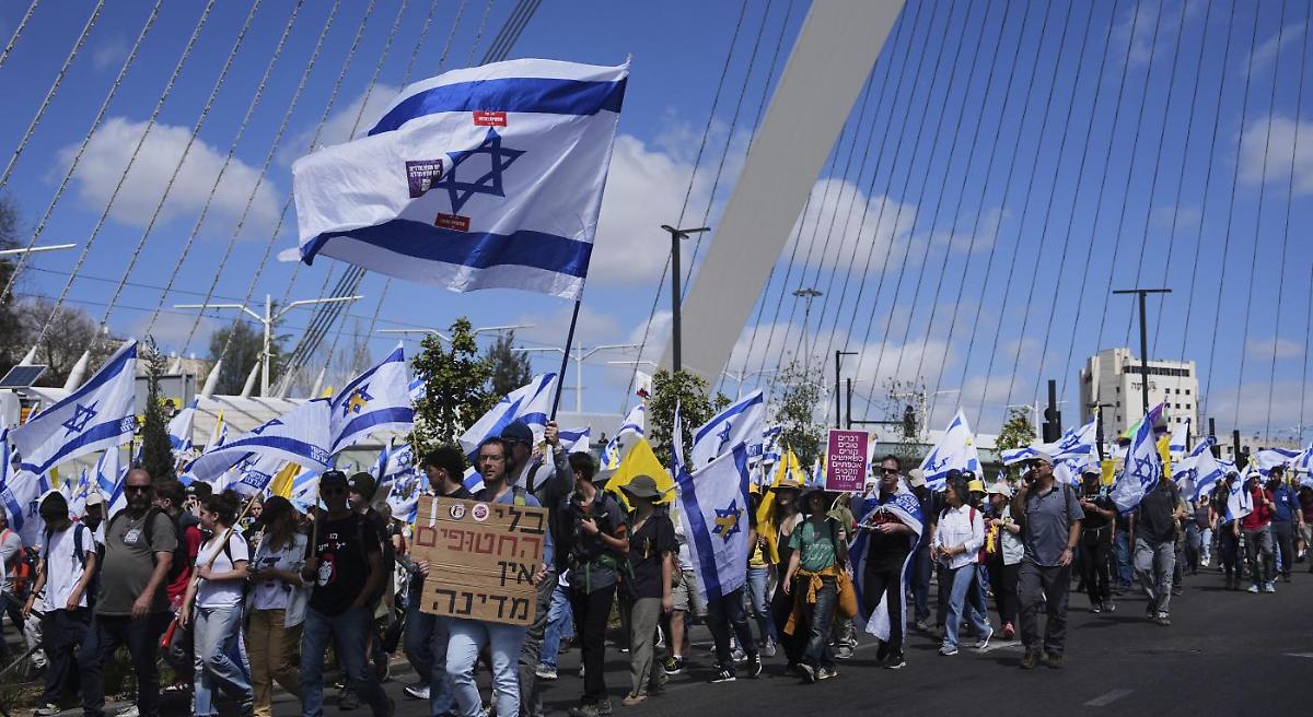 I pacifisti israeliani sfidano i divieti e scendono in piazza contro la guerra
