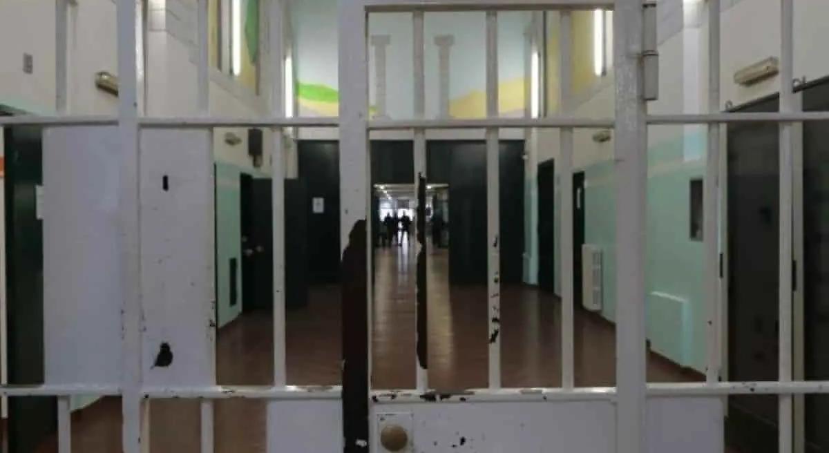 Trapani, detenuto incendia il materasso: tre agenti intossicati