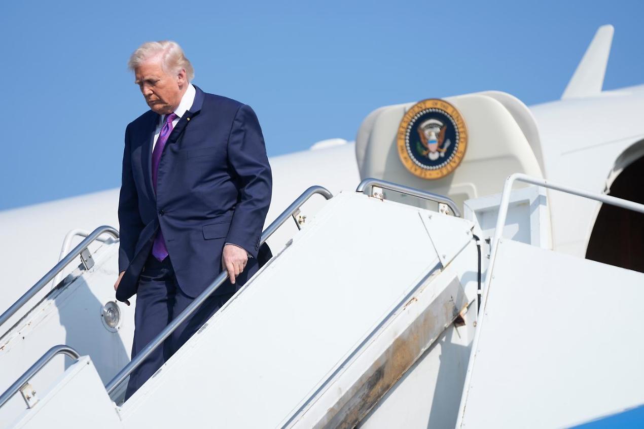 La Corte Suprema boccia i dazi di Trump: "Non ha il potere di imporli". Lui: "Una vergogna