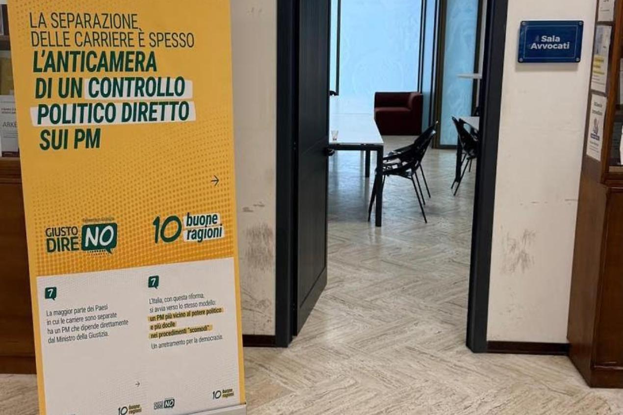 I manifesti per il No dentro al Tribunale: a Reggio Calabria l&rsquo;Anm batte se stessa