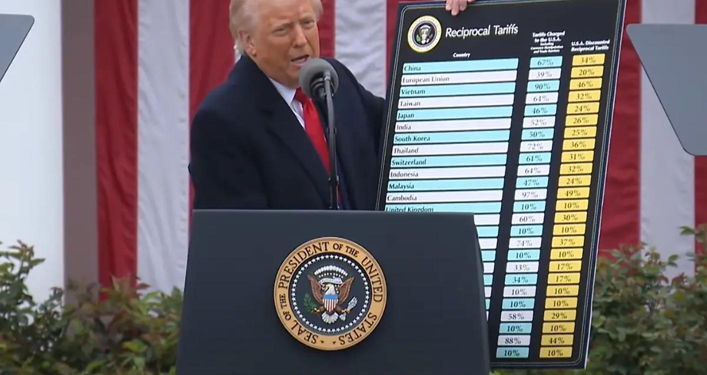 Trump firma dazi globali al 10% dopo lo stop della Corte Suprema