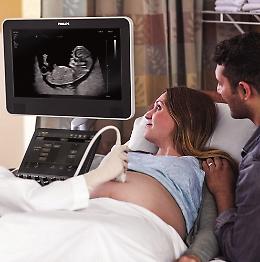 Madri, non lavoratrici: cosa racconta davvero la manovra del governo di Giorgia Meloni sul ruolo delle donne in Italia