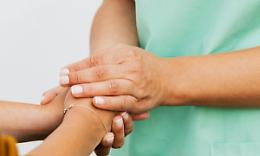 Stacca i macchinari alla madre oncologica, 47enne arrestato dai carabinieri a Bari