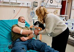 Scontri a Torino, Meloni in visita dagli agenti feriti: "&Egrave; tentato omicidio, la magistratura non esiti"