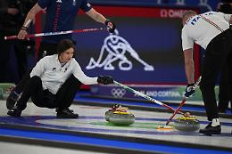 Se il Pd scivola sul curling... Meme pro-No, ira di atleti e Coni