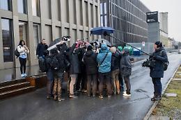 Crans Montana, spinte e strattoni ai Moretti dai parenti delle vittime