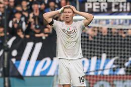 Atalanta-Napoli in tv, lite per un rigore: moglie accoltella il marito al fianco