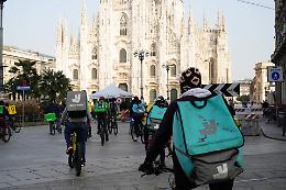 Deliveroo sotto la lente della Procura: &laquo;Paghe inferiori alla soglia di povert&agrave;&raquo;