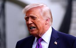 Trump si ritira dalla battaglia con gli studi legali. Ma poi cambia idea...