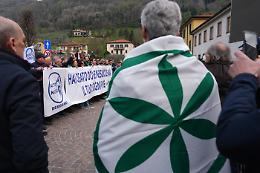 Bossi, a Pontida l'ultimo saluto del popolo leghista