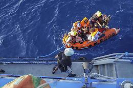 Sea Watch, fermata Aurora dopo il soccorso dei 44 naufraghi