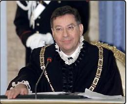 L&rsquo;ex presidente della Consulta: cacciare i rifugiati non si pu&ograve;