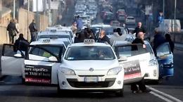 La sindaca Raggi scende in piazza con i tassisti romani