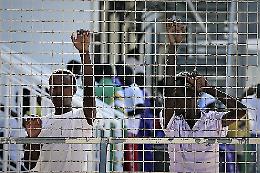 L'Ue attacca l'Italia: "Via quei migranti minorenni dal Centro di Cona"