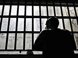 &laquo;Mio padre ucciso da un tumore. Lo hanno lasciato morire in cella&raquo;