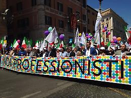 Migliaia di professionisti in corteo a Roma: &laquo;La politica ci ascolti&raquo;