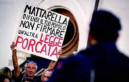 Grillo, D&rsquo;Alema e Napolitano, l&rsquo;asse contro Gentiloni