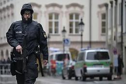 Terrore a Monaco di Baviera, uomo accoltella e ferisce 8 passanti: uno &egrave; italiano