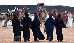 La piccola rivoluzione d'Arabia: "Non costringiamo le donne a indossare l'abaya"