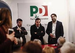 Doppiopetto e bandiere rosse: Calenda guida la riscossa dem