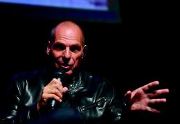Varoufakis: &laquo;Ma quale anti- sistema: i grillini sono il nuovo establishment &raquo;