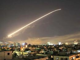 Usa, Francia e Gb attaccano in Siria, ma evitano le basi russe. La rabbia di Putin