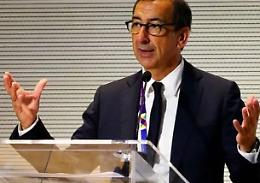 Sala apre al governo con i grillini. Ma i renziani lo bloccano: &laquo;&Egrave; masochismo&raquo;