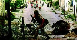 Quel giorno a Mogadiscio dietro donne e bambini c&rsquo;erano i kalashnikov