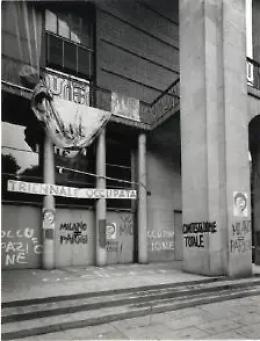 Cariche, molotov e proiettili. La leggerezza del '68 fin&igrave; davanti al portone della Bussola