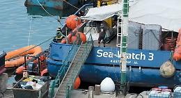 E LA NAVE VA... &Egrave; piena di naufraghi nessun porto la vuole