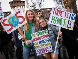 La marea Green invade il mondo, 100mila studenti sfilano a Milano